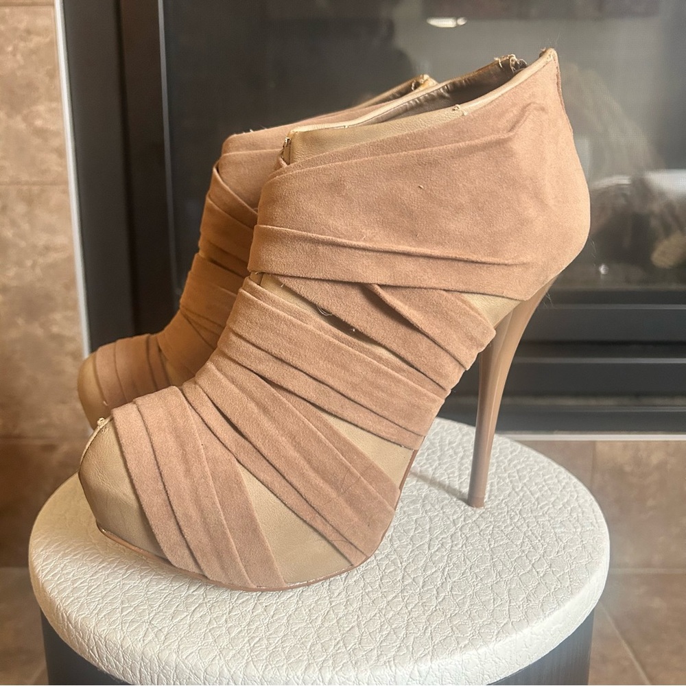 Qupid Tan Stiletto 5.5’ High Heel Booties With Zipper Detail Size 7